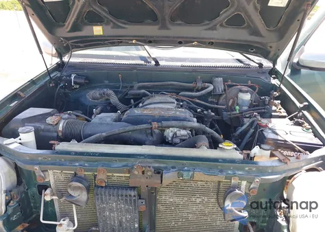 2001 Toyota Tundra Sr5 V8 z USA, uszkodzony, nr VIN 5TBBT44161S146937